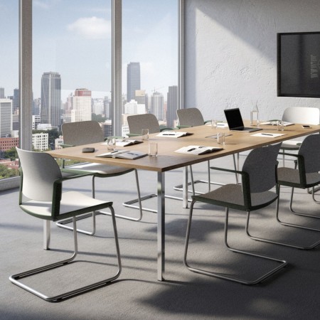Chaise Volo VO 230 alignée en salle de réunion d’entreprise