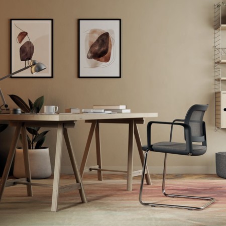 Chaise Volo VO 23C utilisée dans une salle de réunion d’entreprise