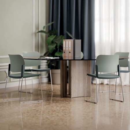 Salle de réunion équipée de chaises Volo VO 271 pour environnement tertiaire
