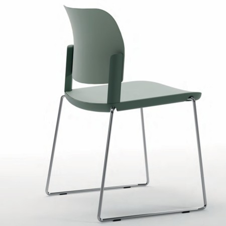 Vue de profil de la chaise Volo avec piétement luge moderne et professionnel