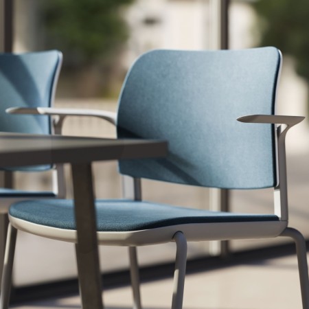 Chaise rembourrée bleue Volo pour bureaux professionnels et espaces de travail