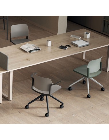 Chaise de formation pivotante sur roulettes pour espaces professionnels suisses