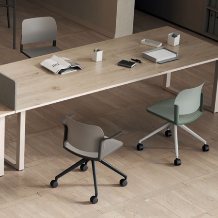 Chaise de formation pivotante sur roulettes pour espaces professionnels suisses