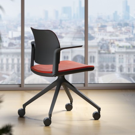 Chaise volo avec assise confortable et roulettes pour espaces de coworking en Suisse