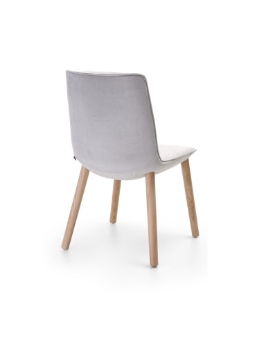 Chaise Lumi avec pieds en bois et assise confort pour espaces lounge et restauration