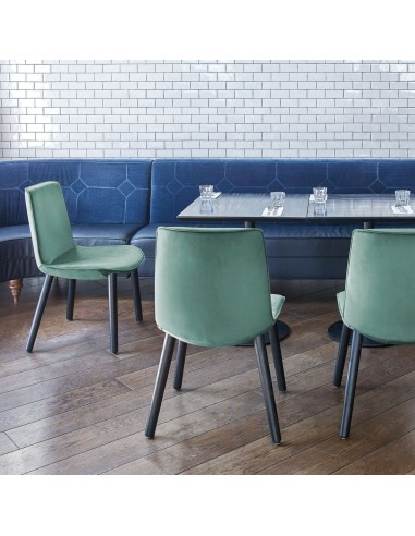 Salle de pause à Monthey avec chaises lumi verte avec pieds en bois teinté