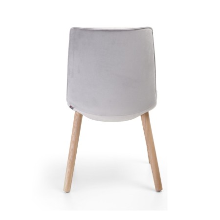Vue de dos de la chaise lumi avec pieds en bois et dossier confortable