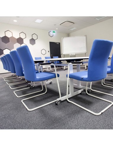 Chaises bleues avec pied luge blanc confortables pour salle de conférence suisse