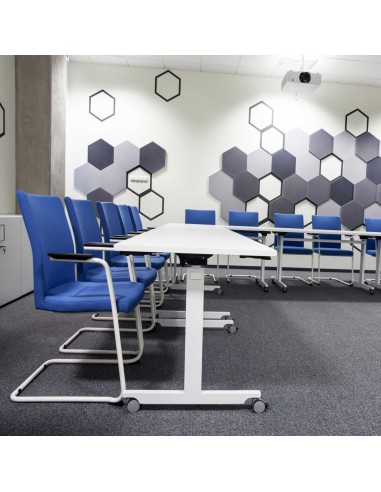 Salle de réunion avec des chaise Mate pied luge bleu pour salle de conférence colorée