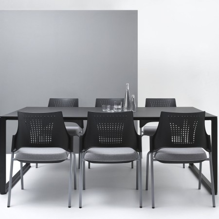 Chaise Momo 220 vue trois quarts avec structure métallique noire 2