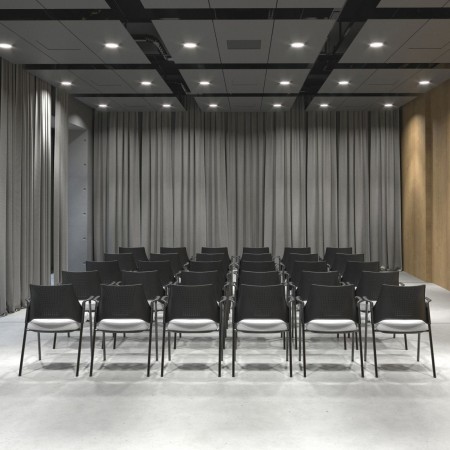 Chaise Momo 220 avec revêtement tissu personnalisable en amphithéâtre de Zürich