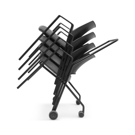 Empilage des chaises Momo 220 pour salle polyvalente