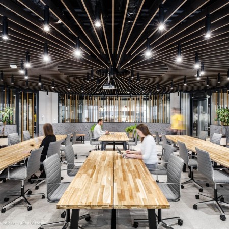 Espace de coworking avec Chaises Orte pour salle de conférence exigeante suisse