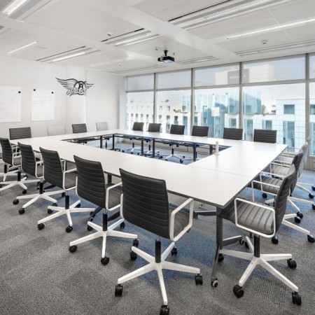 Salle de conférence à Genève avec chaises de réunion Orte avec roulettes et réglage de hauteur