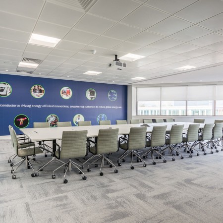 salle de réunion avec chaises grises à roulettes orte avec mécanismes de réglages de hauteur pour espaces suisses