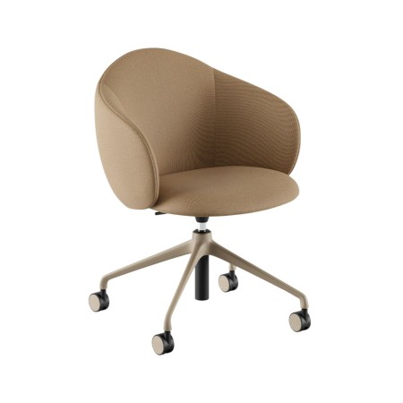 Chaise Volta pivotante avec dossier arrondi et assise tapissée beige, montée sur un piètement noir à cinq branches avec roulette