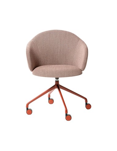 Chaise Volta avec dossier enveloppant et assise tapissée, base pivotante à 5 roulettes métalliques rouges, vue de face – Volta
