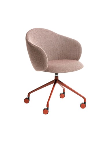 Chaise Volta avec piètement mobile sur roulettes rouges et assise arrondie en tissu rose poudré, vue oblique – Volta