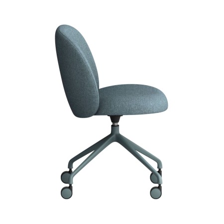 Chaise Volta avec dossier arrondi et assise ergonomique, présentée de profil pour montrer sa ligne courbe – Volta