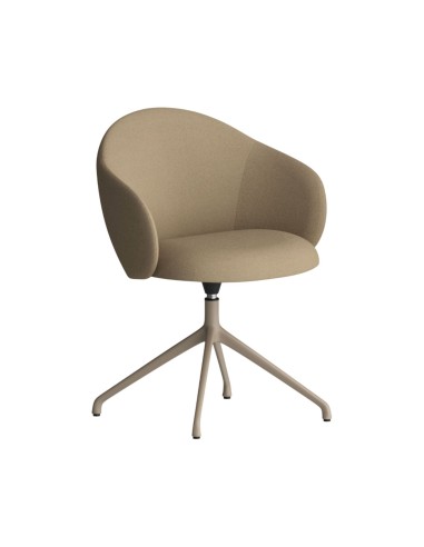 Chaise Volta pivotante en tissu beige clair, assise enveloppante avec piètement étoile métallique, vue oblique - Volta