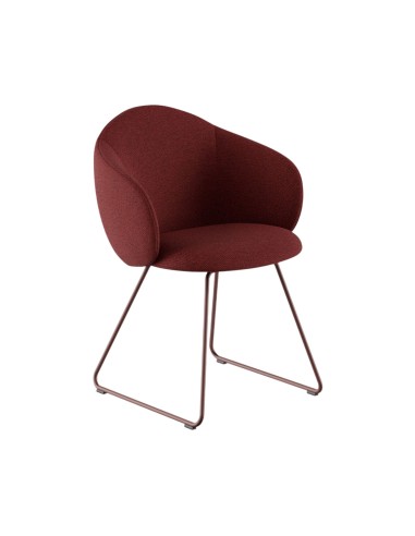 Chaise tapissée rouge avec piètement métallique luge cuivre, vue de trois-quarts - Volta