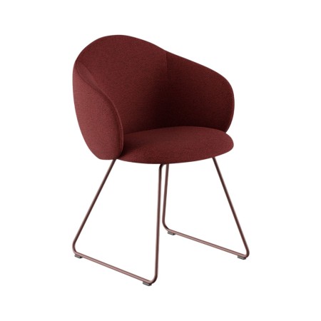 Chaise tapissée rouge avec piètement métallique luge cuivre, vue de trois-quarts - Volta