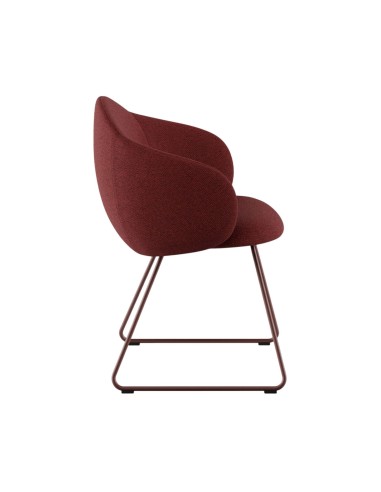 Chaise tapissée rouge avec piètement métallique luge cuivre, vue de profil - Volta