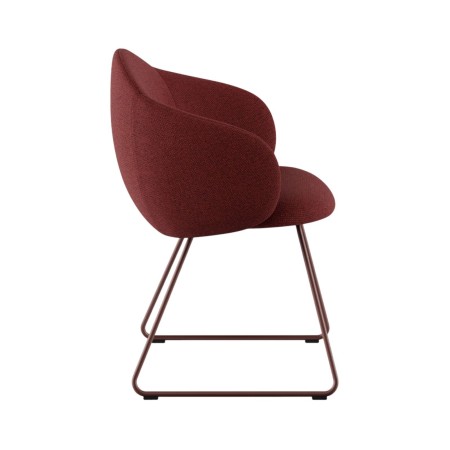 Chaise tapissée rouge avec piètement métallique luge cuivre, vue de profil - Volta