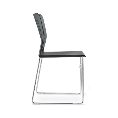 Côté d'un siège noir en plastique piètement carré