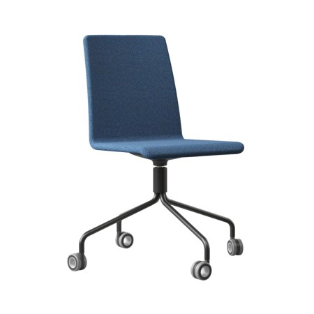 Chaise Moon tapissée bleue avec piètement noir sur roulettes pour bureau
