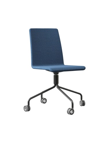 Chaise Moon tapissée bleue avec piètement noir sur roulettes pour bureau