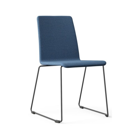 Chaise Moon avec assise tissu bleu et piètement luge noir – Moon