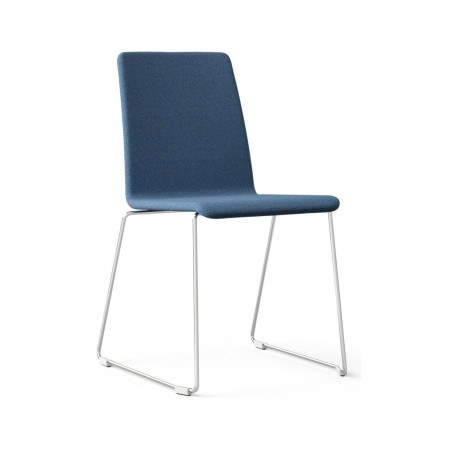 Chaise Moon tissu bleu avec base traîneau blanc, vue latérale – Moon