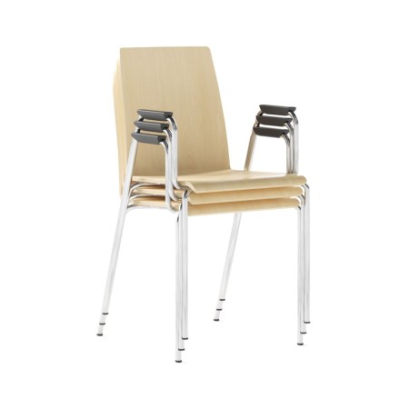 Chaises Moon Wood empilées, version bois clair et accoudoirs noirs – Moon Wood