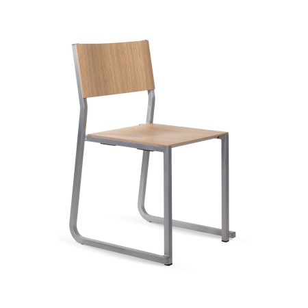 GT01 – Chaise empilable en métal avec assise en bois, parfaite pour les espaces modernes et polyvalents