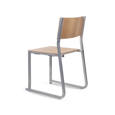 GT01 – Chaise en métal empilable avec assise bois, solution pratique pour petits espaces