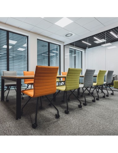 Chaise de réunion pivotante avec roulettes, assise tapissée colorée pour espaces vivants de travail
