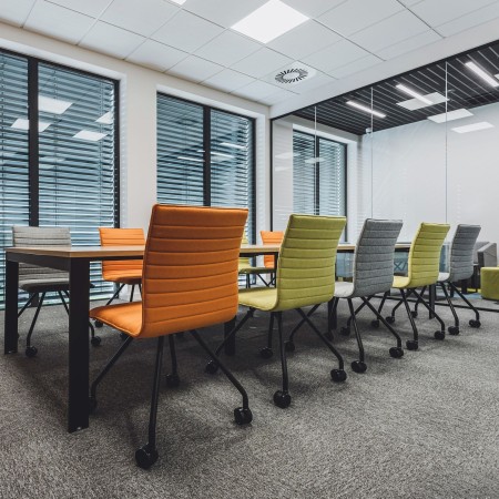 Chaise de réunion pivotante avec roulettes, assise tapissée colorée pour espaces vivants de travail