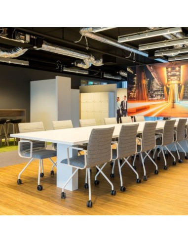 Chaise Orte 260 avec base mobile et roulettes freinées en salle de réunion à Zürich