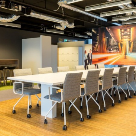 Chaise Orte 260 avec base mobile et roulettes freinées en salle de réunion à Zürich