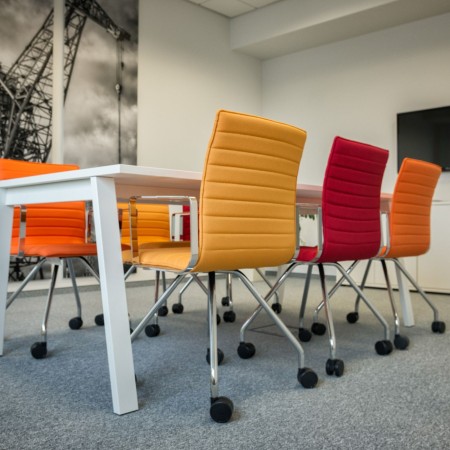 Chaises Orte pour salle de conférence colorée et pratique - avec roulettes