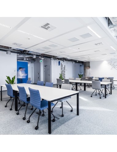 espace de travail collaboratif avec chaises mobiles bleues Orte