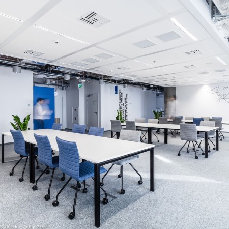 espace de travail collaboratif avec chaises mobiles bleues Orte