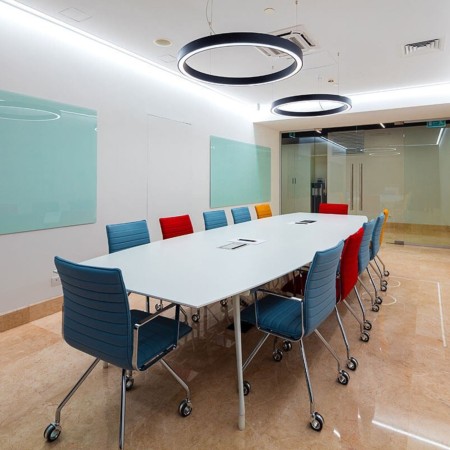 Salle de réunion à Berne avec chaises design colorées avec roulettes Orte