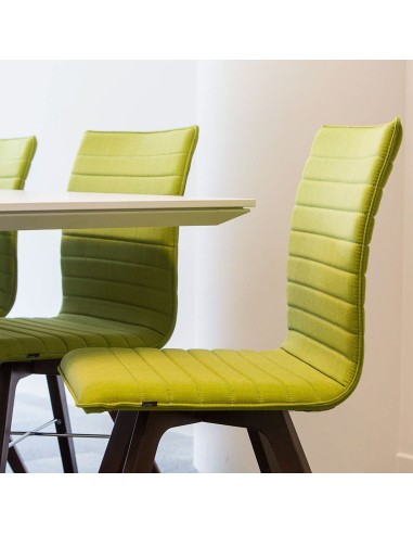 Chaise vert lime Orte avec pieds en bois de chêne noir pour salle de réunion