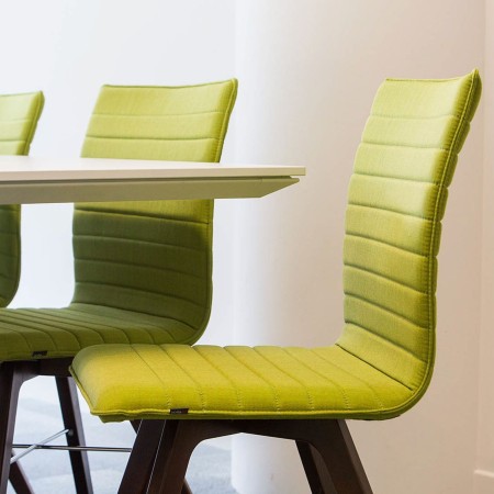 Chaise vert lime Orte avec pieds en bois de chêne noir pour salle de réunion