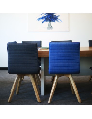 Salle de réunion avec chaises bleues et pieds en bois pour espaces professionnels