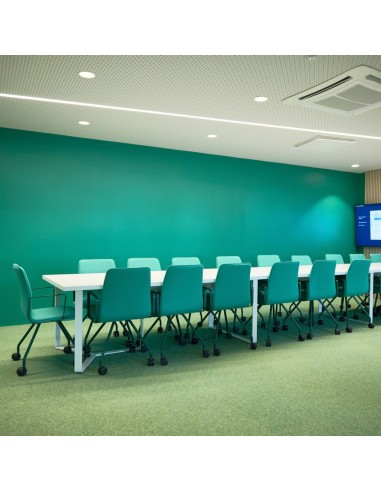 Espace de réunion suisse avec chaises Orte bleu canard avec roulettes