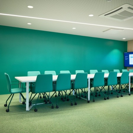 Espace de réunion suisse avec chaises Orte bleu canard avec roulettes