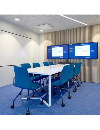 Espace de travail collectif suisse avec chaises Orte bleues pour un travail confortable et flexible